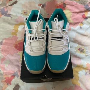 AIR JORDANS 11 RETRO LOW